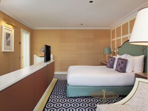 A hotel room with a bed, a desk, a television, and a lamp. - The One Monumental Palace (Porto)