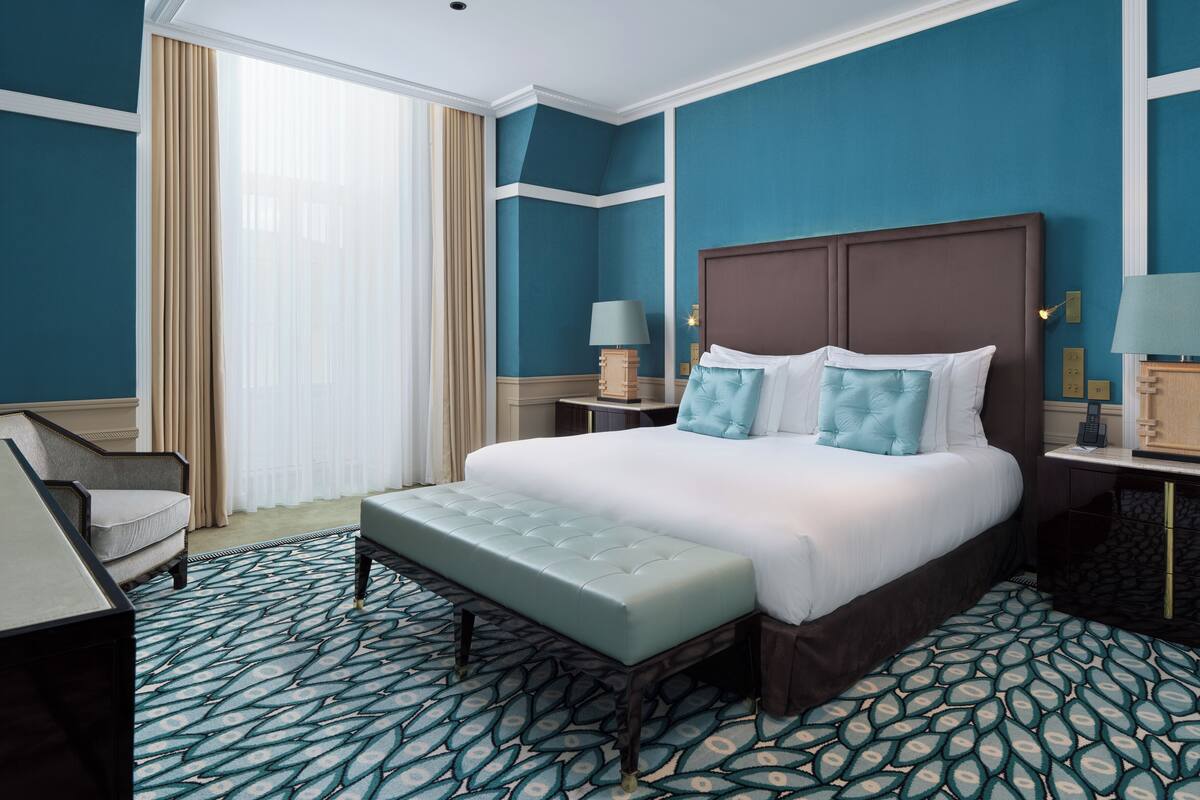 Suite (Avenida) | Egyptian cotton sheets, premium bedding, pillow-top beds, minibar