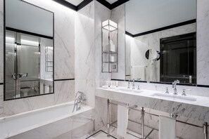 Deluxe-Suite | Badezimmer | Dusche, kostenlose Toilettenartikel, Haartrockner, Bademäntel