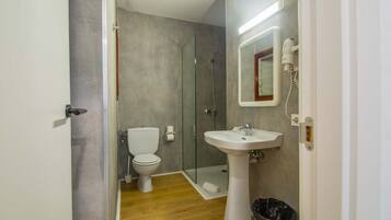 Apartament superior, 2 dormitoris, balcó | Bany | Banyera i tovalloles