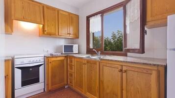 Apartament, 2 dormitoris, balcó | Cuina privada | Frigorífic gran, microones, forn i placa de cuina