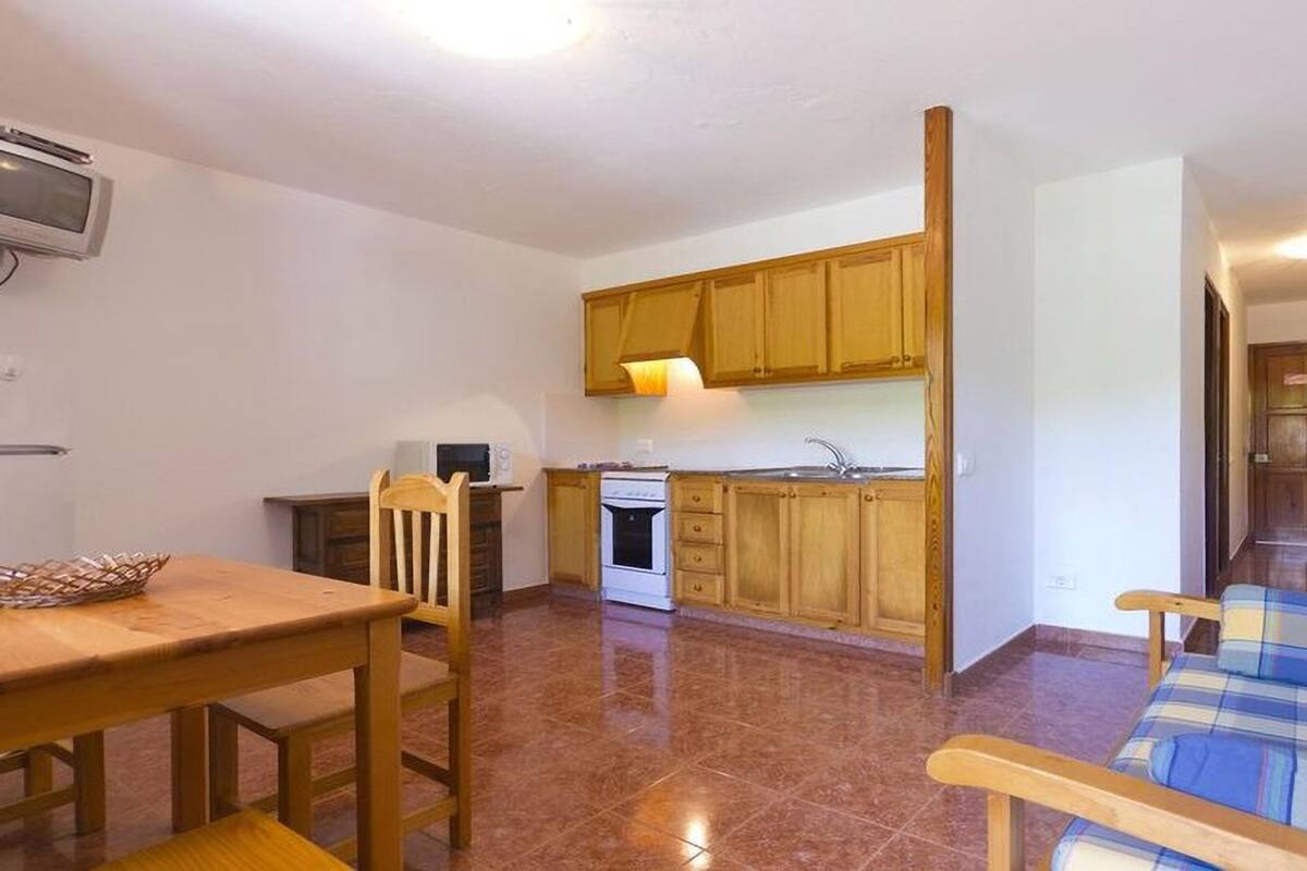 Apartment, 1 Bedroom, Balcony | Dapur peribadi | Peti sejuk/penyejuk beku saiz penuh, ketuhar gelombang mikro, ketuhar