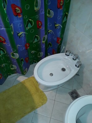 Appartement, 2 chambres, salle de bains privée | Salle de bain | Ensemble douche/baignoire, baignoire relaxante profonde