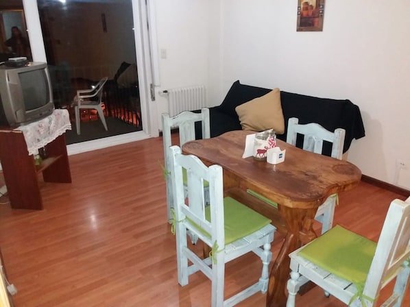 Apartment, 2 Bedrooms, Private Bathroom | In-room dining