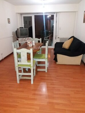 Apartment, 2 Schlafzimmer, eigenes Bad | Wohnbereich | Fernseher