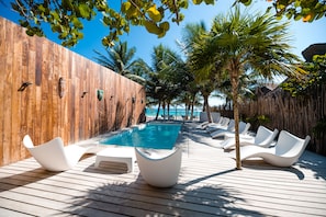 Piscina externa, espreguiçadeiras