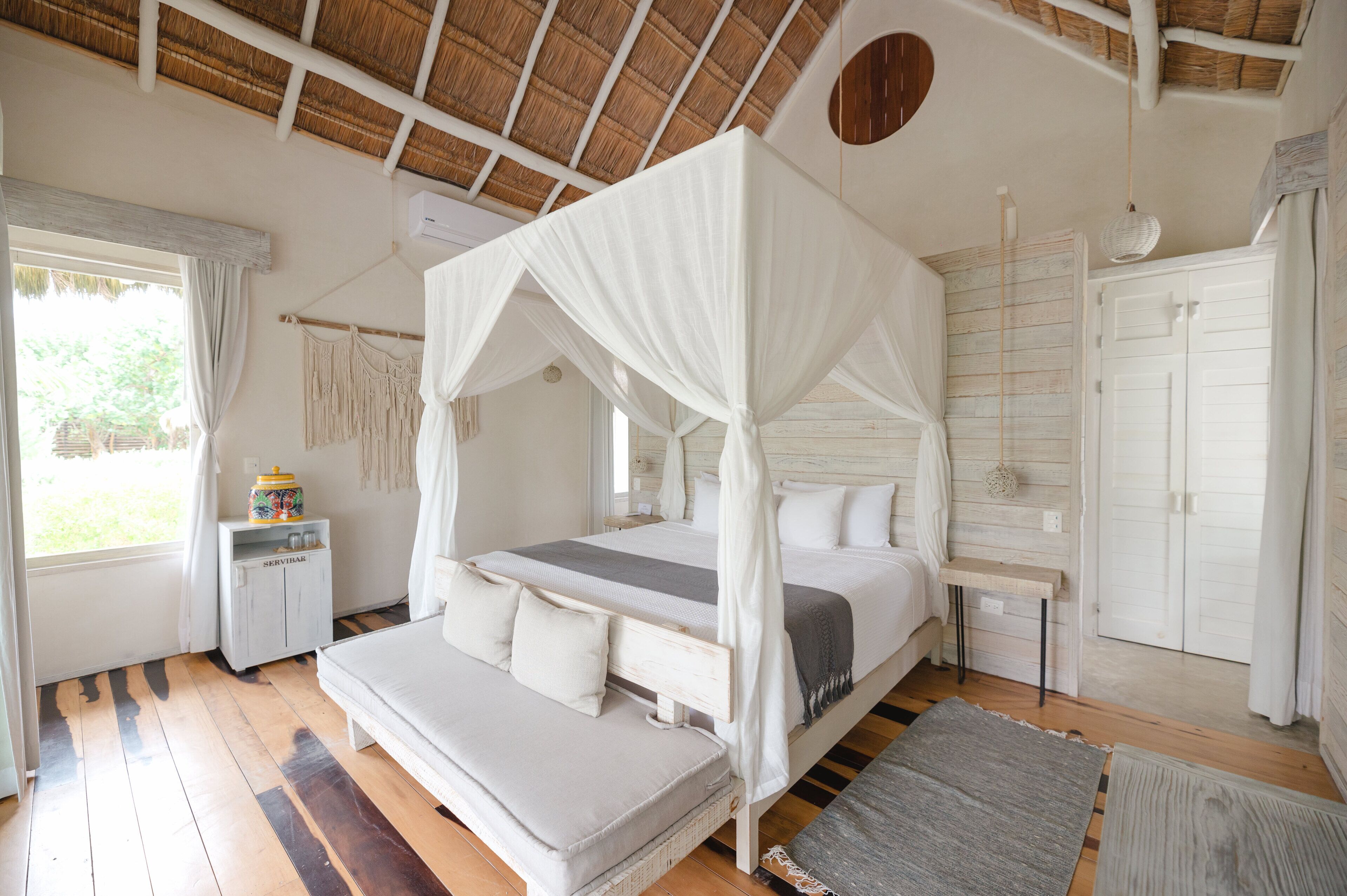 Suite Oceanfront King Bed | 埃及棉床单、高档床上用品、羽绒被、迷你吧