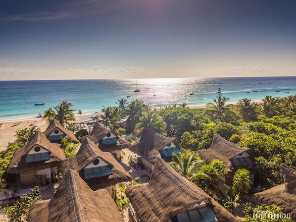 Prática de ioga na praia