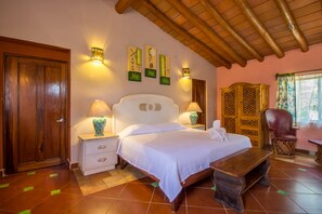 Tremannsrom – deluxe, 1 kingsize-seng, ikke-røyk | Bad | Håndklær