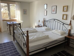 Chambre Familiale, salle de bains commune (5 Adults) | Rideaux occultants, Wi-Fi gratuit, draps fournis