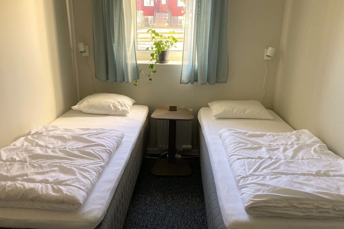 Tvåbäddsrum - delat badrum (nedervåning)