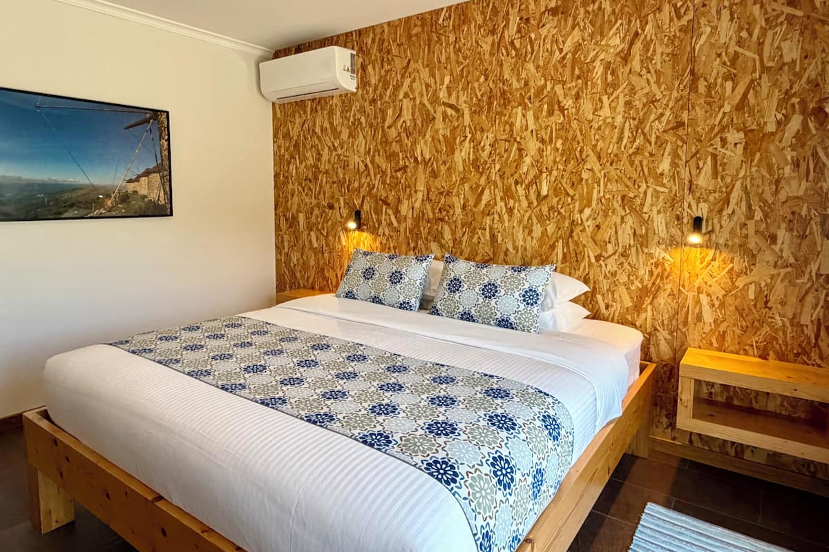 スーペリア ダブルルーム | 羽毛の掛け布団、セーフティボックス (室内)、デスク、WiFi (無料)