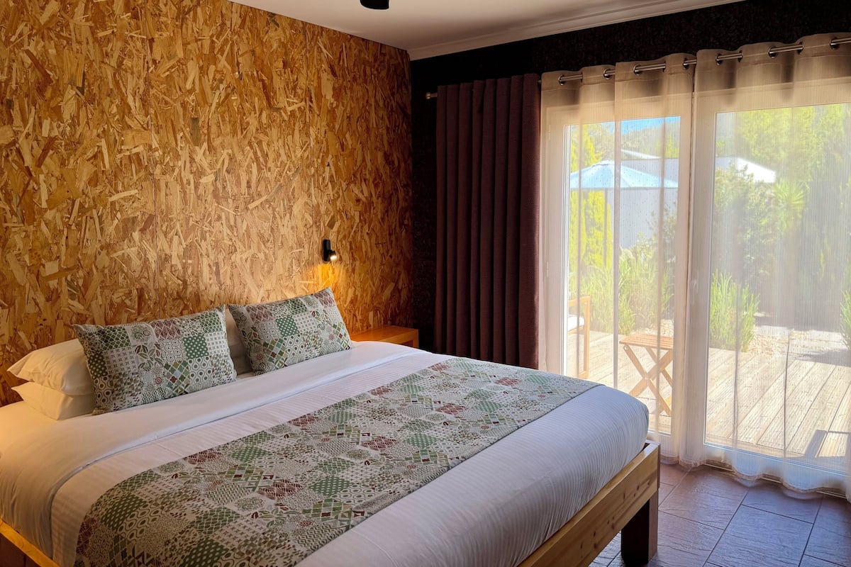 Phòng đôi tiện nghi đơn giản | Chăn bông, két bảo mật tại phòng, bàn