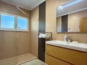 Chambre supérieure double | Salle de bain | Articles de toilette écologiques, séchoir à cheveux, peignoirs