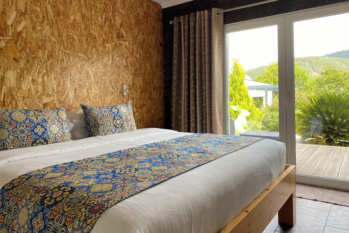 2 bedrooms, down duvets, in-room safe, desk