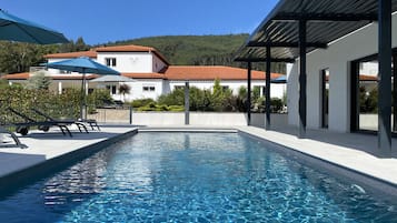 Alberca al aire libre por temporada y camastros