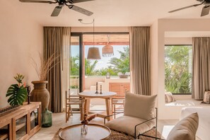 Suite estudio, 1 cama King size, vista al jardín | Área de sala de estar