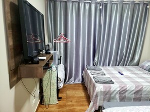 Habitación cuádruple básica, varias camas, accesible para personas con discapacidad | 1 dormitorio, ropa de cama de alta calidad, cortinas opacas