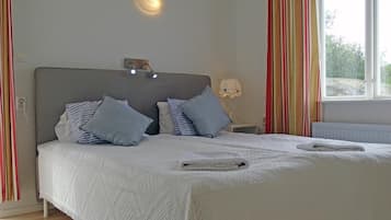 Tirai kedap cahaya, Wi-Fi gratis, dan seprai linen