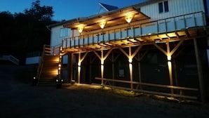 Façade de l’hébergement  – soirée/nuit