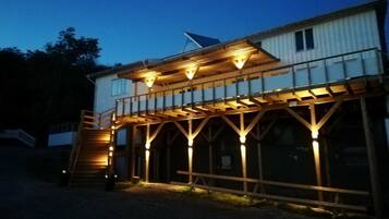 Bagian depan properti - sore/malam