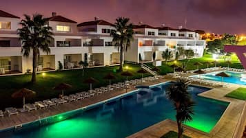 Una piscina techada, una piscina al aire libre