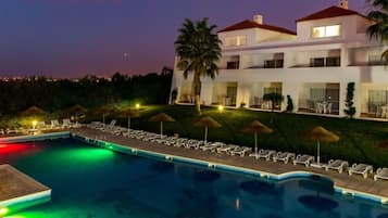 Een binnenzwembad, een buitenzwembad