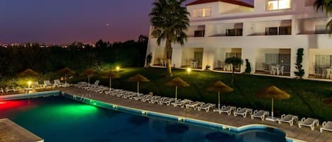 Piscina coberta i piscina a l'aire lliure