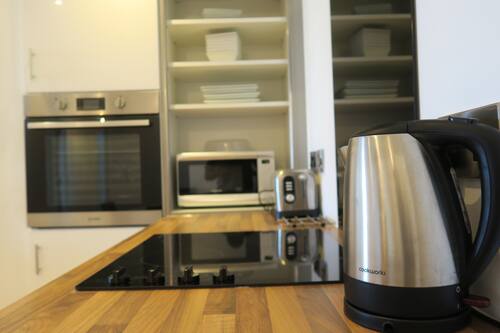 Oven, stovetop, dishwasher, electric kettle