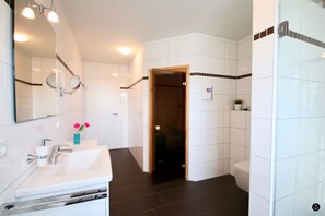 Apartment (inkl. 90€ Reinigungs- und 12€ Bearbeitungsgebühr) | Badezimmer | Dusche, Haartrockner