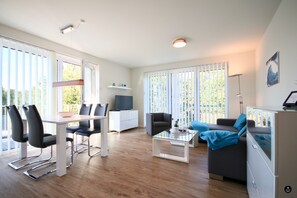 Apartment (incl 90€ cleaning and 12€ service fee) | Living area | Flat-screen TV - Quartier Hohe Geest 22 (Cuxhaven)
