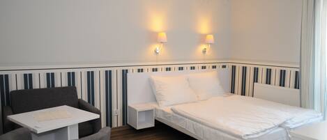 Allergitestade sängkläder, memory foam-madrasser och minibar