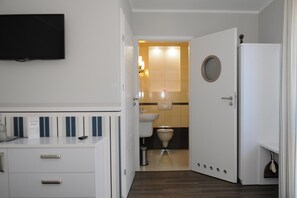 Hypo-allergenic bedding, memory-foam beds, minibar, blackout curtains - Villa Karmelia (Darlowo)