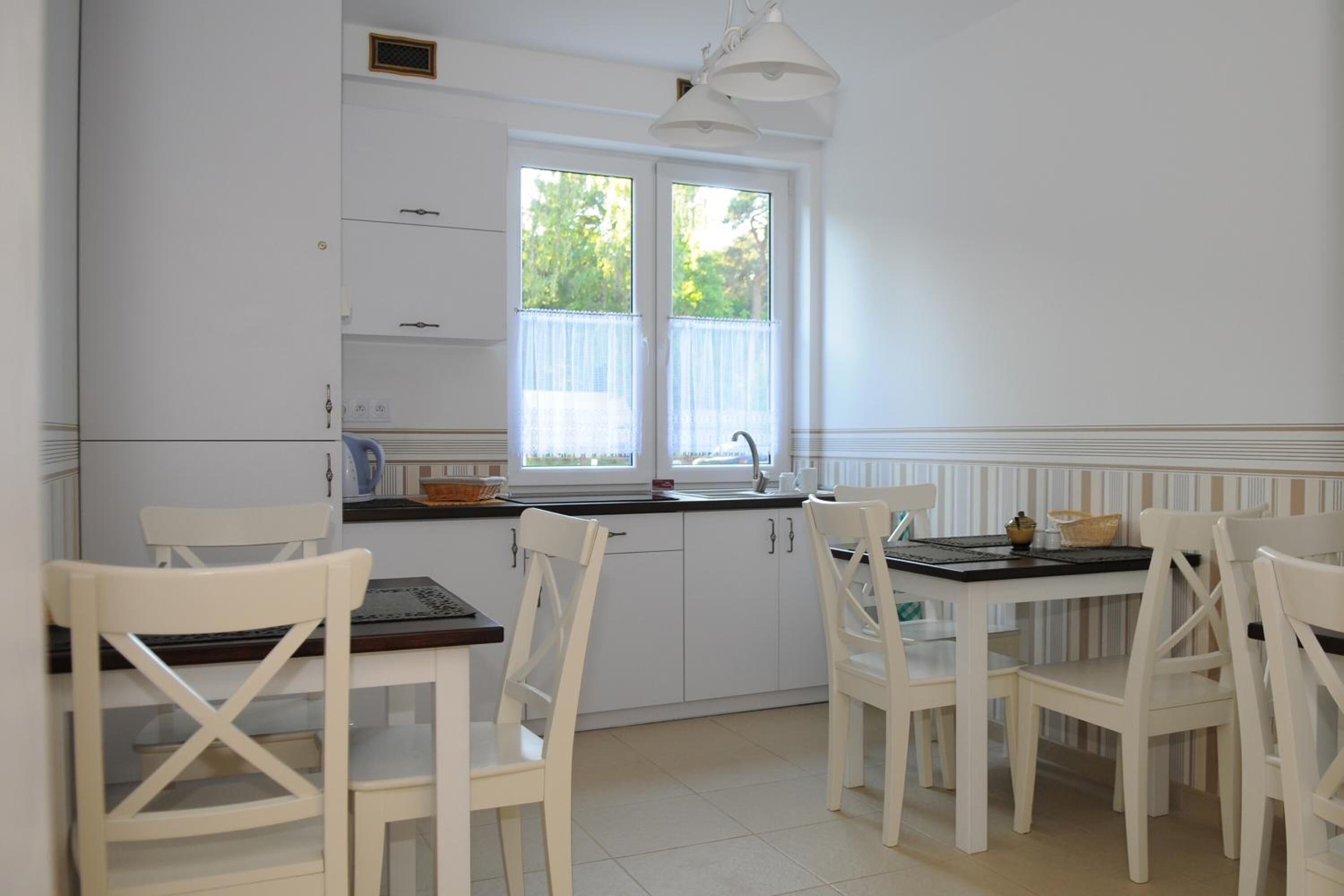 Tủ lạnh, dụng cụ pha cà phê/trà, ấm điện 