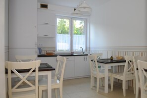 Réfrigérateur, cafetière/bouilloire, bouilloire électrique