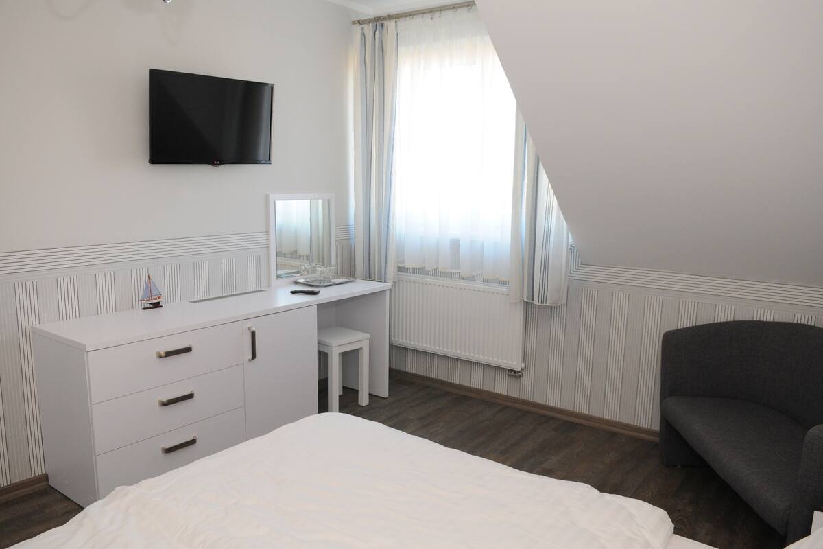 Literie hypoallergénique, matelas mémoire de forme, minibar
