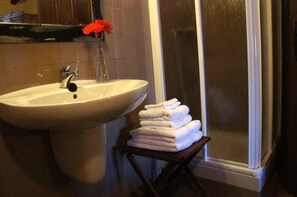 House, 4 Bedrooms | Bathroom | Shower, free toiletries, hair dryer, towels