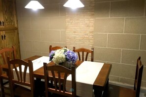 House, 4 Bedrooms | In-room dining - Casa Rural Estrela (San Martin de Trevejo)
