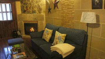 House, 4 Bedrooms | Living room | Flat-screen TV