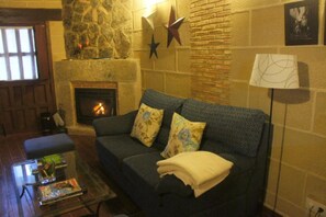 House, 4 Bedrooms | Living room | Flat-screen TV - Casa Rural Estrela (San Martin de Trevejo)