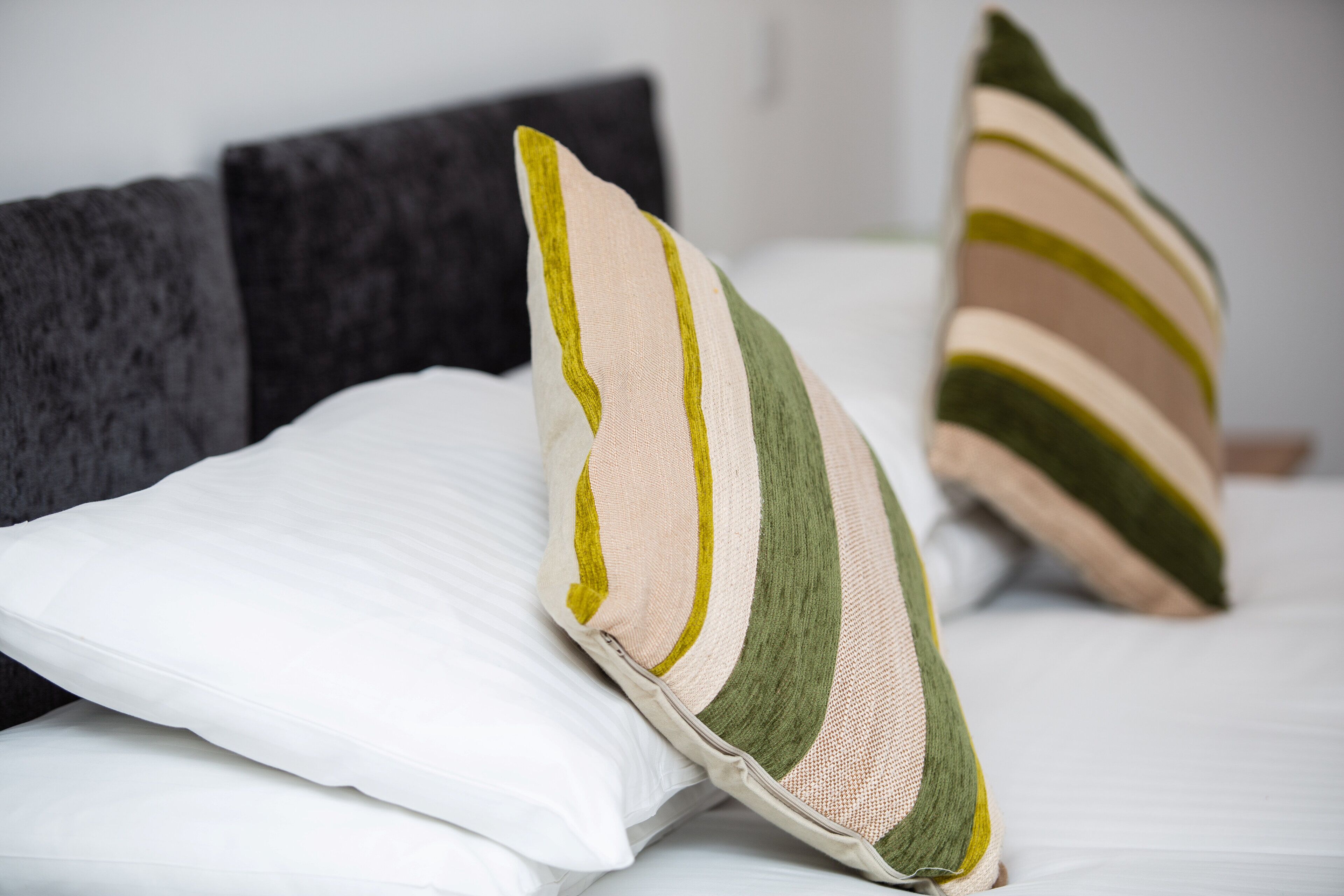 Escritorio, tabla de planchar con plancha, wifi gratis y ropa de cama 