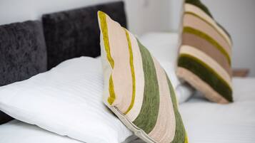 Escritorio, tabla de planchar con plancha, wifi gratis y ropa de cama