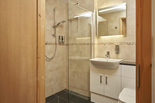 Habitación cuádruple Deluxe, 1 habitación | Baño | Tina con regadera, amenidades de baño gratuitas, secadora de cabello