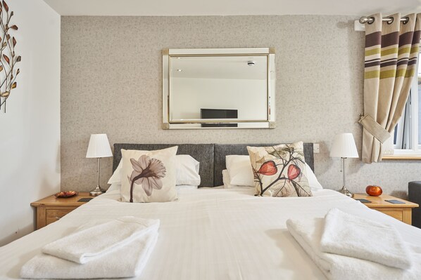 غرفة ديلوكس رباعية - غرفة نوم واحدة | مكتب ومكواة/لوح كي وواي فاي مجانًا وملاءات أسرّة