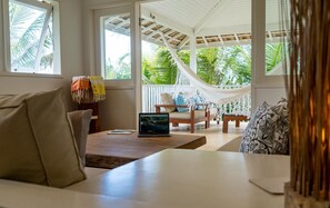 Villa Deluxe | Salle de séjour | TV connectée de 32 pouces avec chaînes numériques, télévision, Netflix