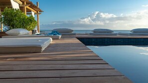 Piscine extérieure, chaises longues