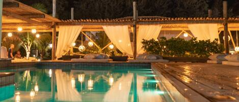 Alberca al aire libre y camastros