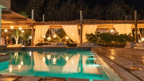 Piscina externa, espreguiçadeiras
