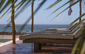 Piscine extérieure, chaises longues