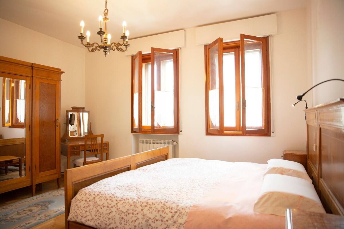 Cubrecamas, escritorio, wifi gratis y ropa de cama